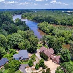 Riverfront home in Colonial Heights